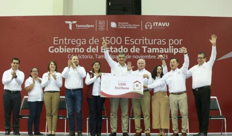 Entrega Américo escrituras a 1,500 familias tamaulipecas