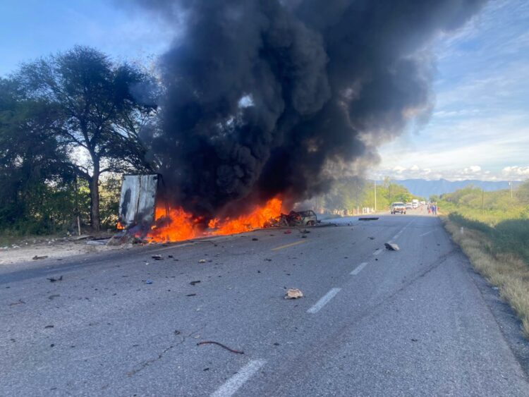 Fatal accidente entre una camioneta y un tractocamión