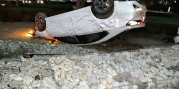 Joven vuelca su vehículo en la rotonda de Liverpool