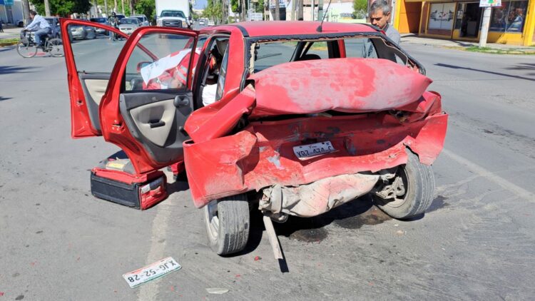 Aparatoso choque en el 8 Olivia Ramirez