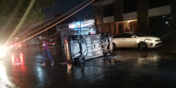 Pierde el control y vuelca en el 30 Juárez