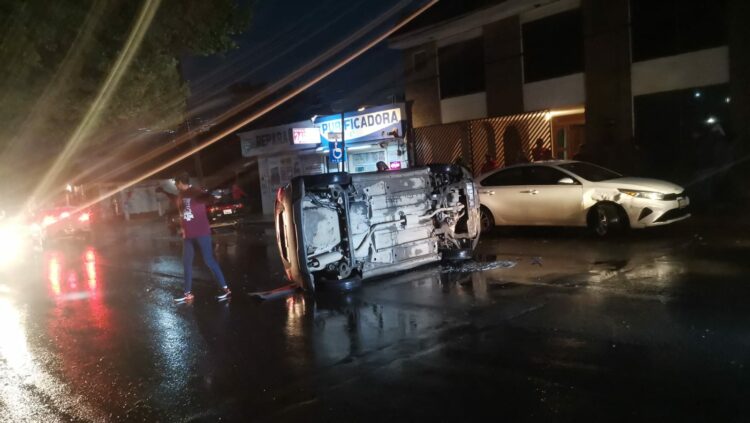 Pierde el control y vuelca en el 30 Juárez