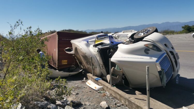Vuelca tractocamión en la carretera rumbo nuevo