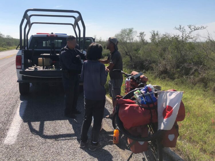 Localizan y auxilian a ciclistas japoneses en carretera de Tamaulipas