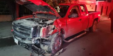 Estudiantes de parranda se estrellan contra poste de luz