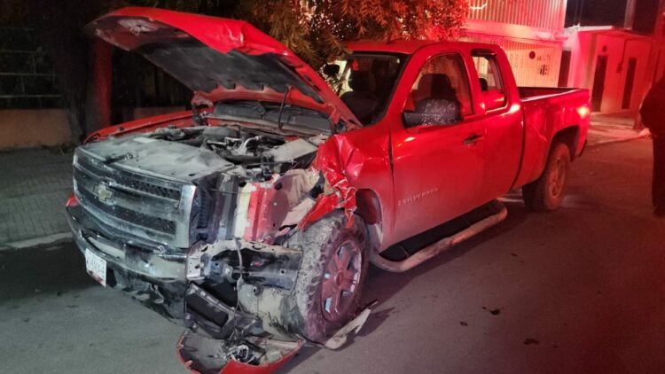 Estudiantes de parranda se estrellan contra poste de luz