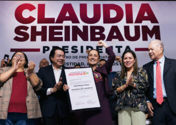 Sheinbaum recibe constancia de precandidatura