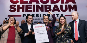 Sheinbaum recibe constancia de precandidatura