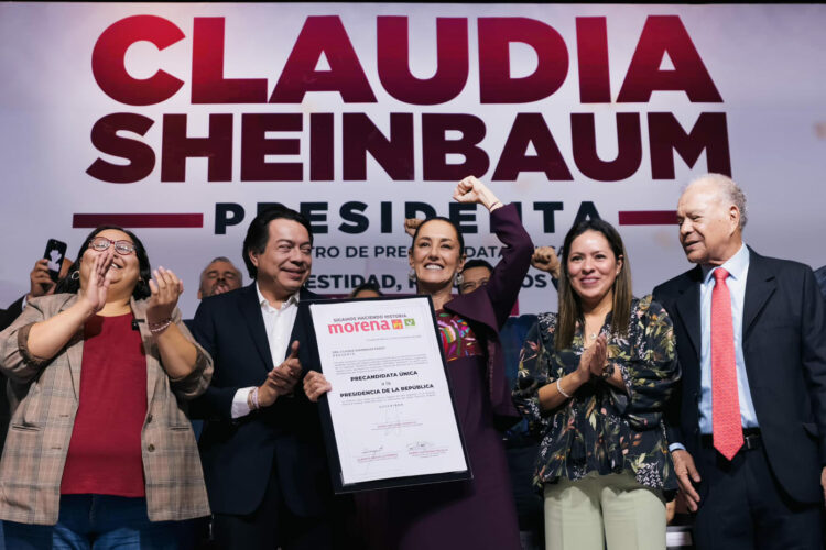 Sheinbaum recibe constancia de precandidatura