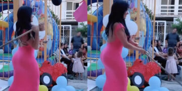 Madrina enciende las redes pegándole a la piñata en fiesta mexicana