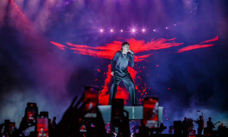 Peso Pluma enamora a Regios en estadio de los Sultanes