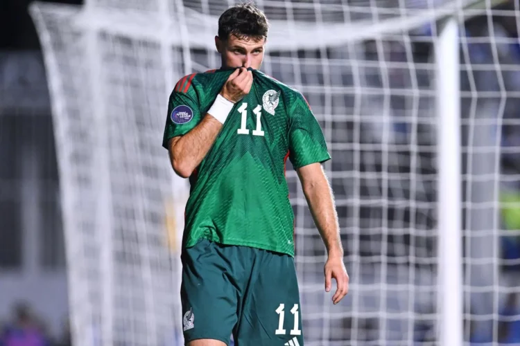 Santiago Giménez podría llegar al West Ham en el mercado de invierno