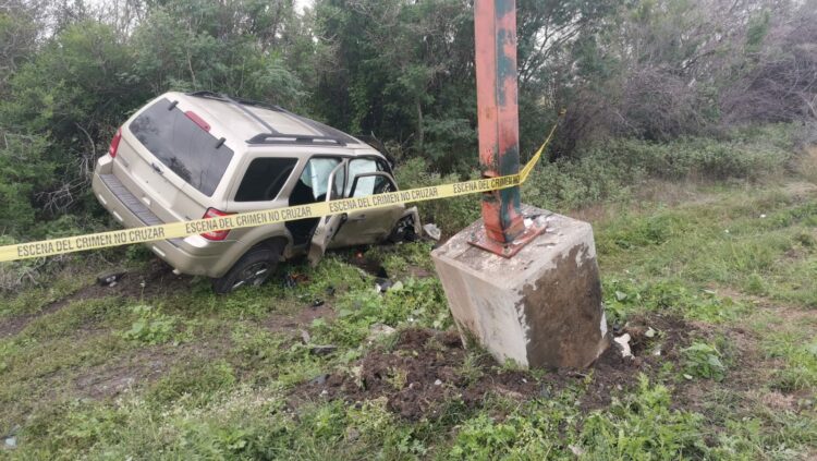 Muere de manera instantánea al estrellarse con luminaria