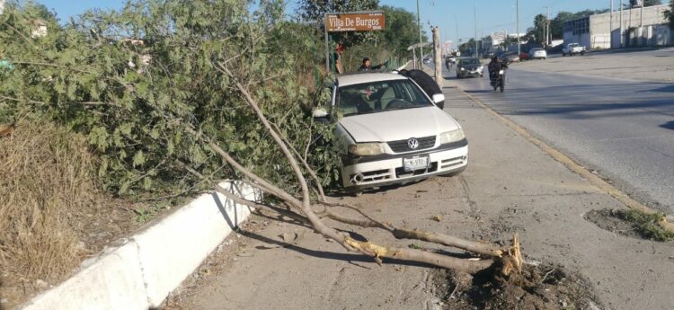 Choca en el eje vial y abandona su vehículo