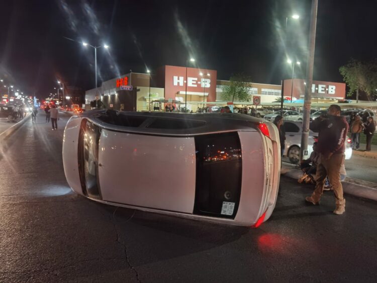 Vuelca frente a HEB