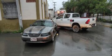 Omite alto y se impacta contra Mustang