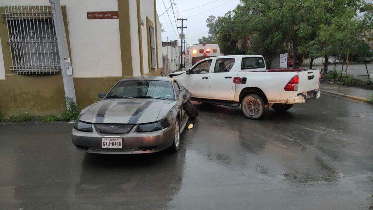 Omite alto y se impacta contra Mustang