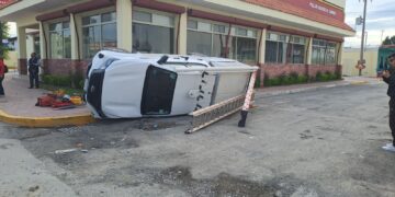 Camioneta de la CFE sufre volcadura en el 2 Carrera Torres