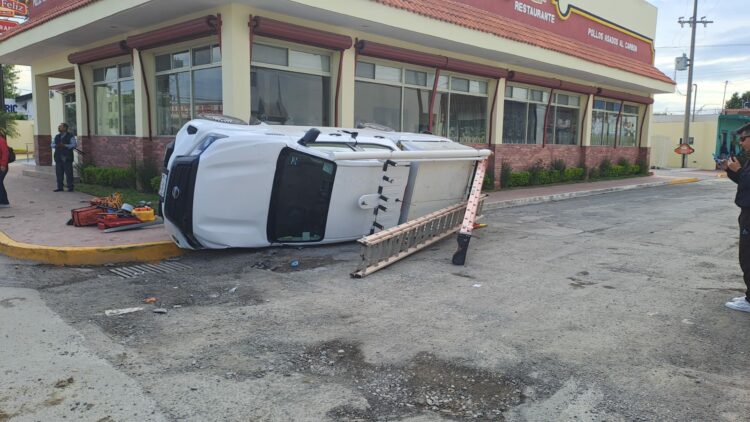 Camioneta de la CFE sufre volcadura en el 2 Carrera Torres