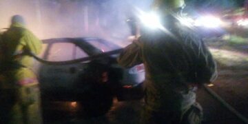 Se quema vehículo en la Pedro Sosa