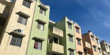 muere al caer de un edificio