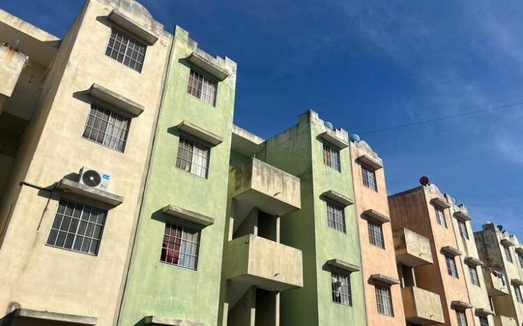 muere al caer de un edificio