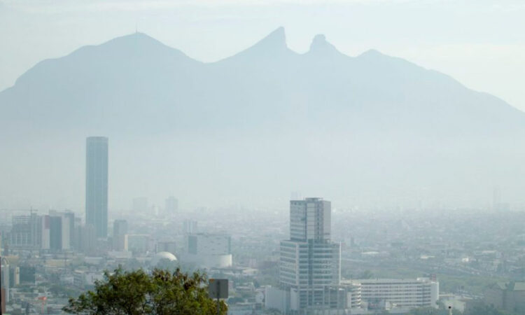 Contaminación golpea Monterrey