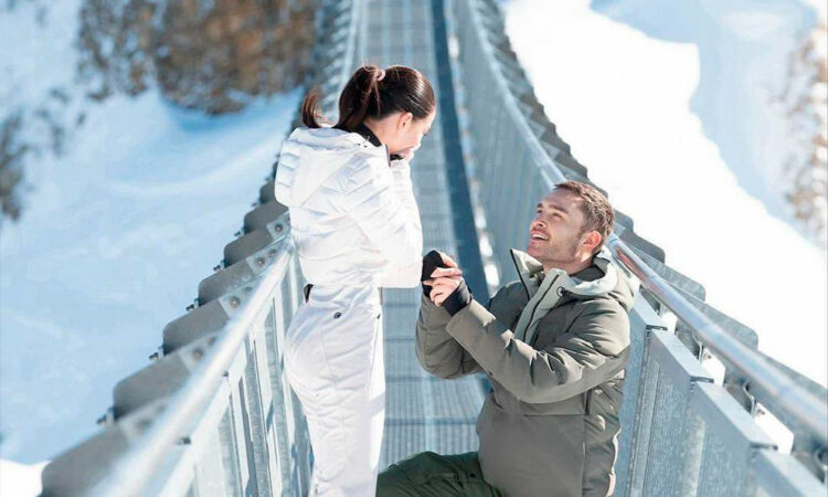 Ed Westwick se comprometió con su novia