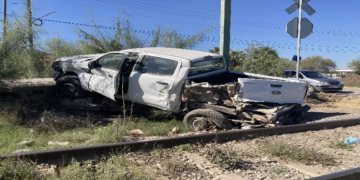Ferrocarril arrastró camioneta