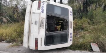 Vuelca microbus tras falla mecánica