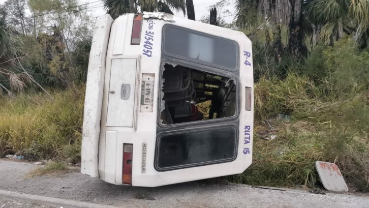 Vuelca microbus tras falla mecánica