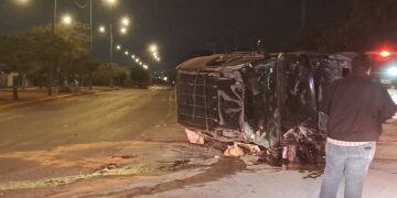 Vuelca Tahoe en bulevar Emilio Portes Gil