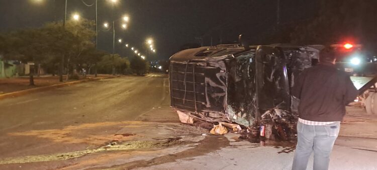 Vuelca Tahoe en bulevar Emilio Portes Gil