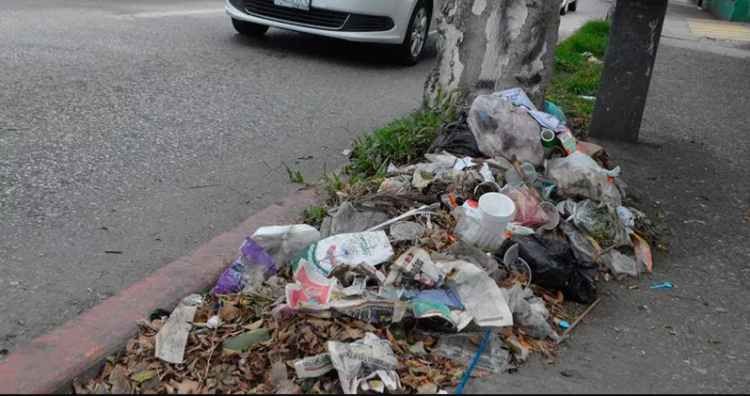 Vecinos denuncian a los tira basura