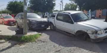 Se le desprende la llanta y choca