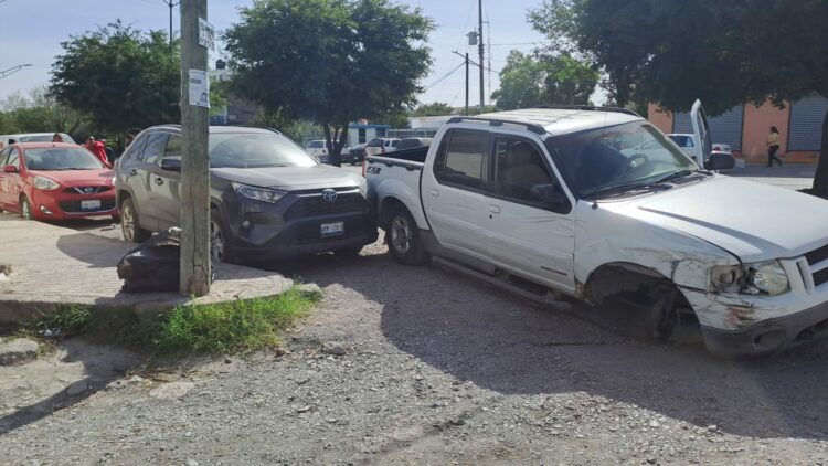 Se le desprende la llanta y choca