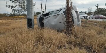 Vuelca mujer frente a la Torre de Cristal