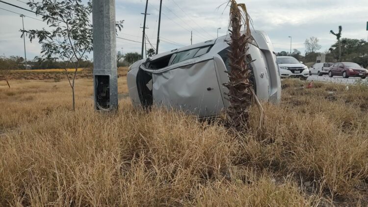 Vuelca mujer frente a la Torre de Cristal