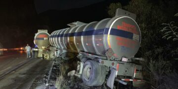 De milagro sobreviven traileros cargados de combustible