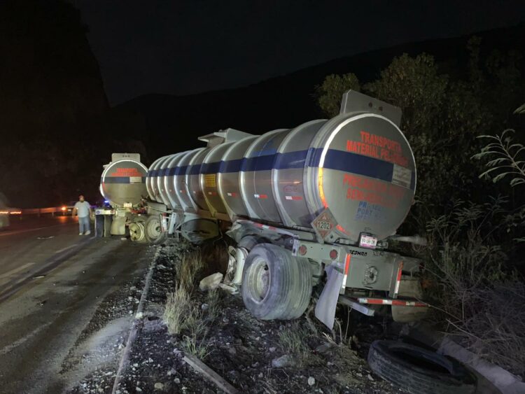 De milagro sobreviven traileros cargados de combustible