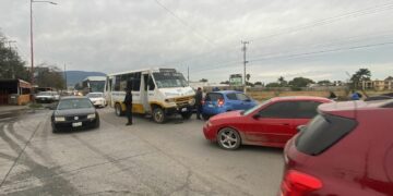 Intenta ganarle el paso y se impacta contra Micro