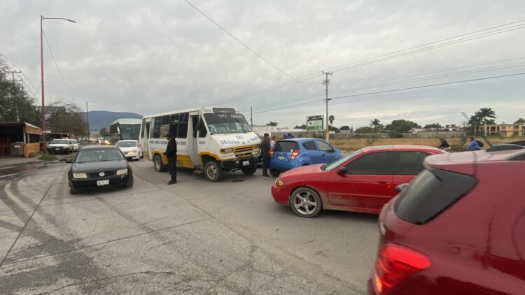 Intenta ganarle el paso y se impacta contra Micro