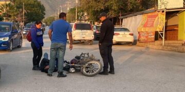 Se impacta motociclista contra vehículo