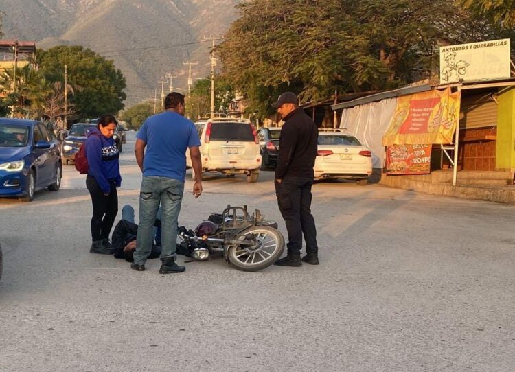 Se impacta motociclista contra vehículo