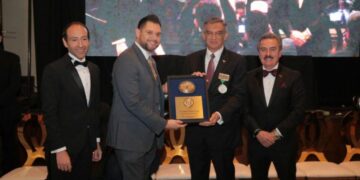 Reconoce LULAC a Américo como Líder Binacional 2024