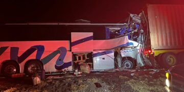 Choca autobus de pasajeros con trailer