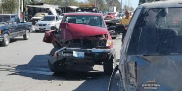Invade carril y provoca aparatoso choque