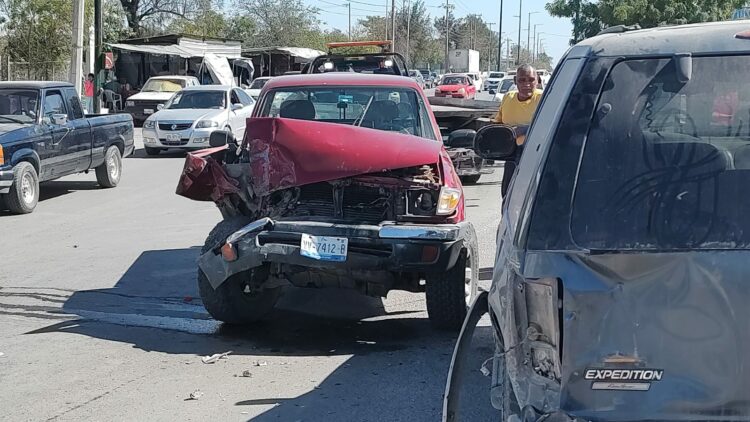 Invade carril y provoca aparatoso choque