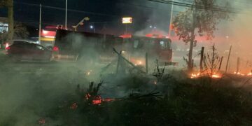 Predio fue consumido en llamar en Av. Jose Sulaiman