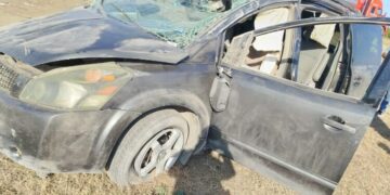 Una familia que viajaba a bordo de una camioneta marca Nissan tipo Quest resultó lesionada tras volcarse en el kilómetro 31 de la Carretera